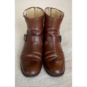 Frye Tyler Engineer back zip brown leather ankle boots size 9